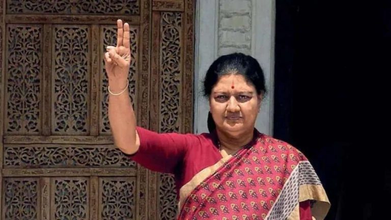 வி.கே.சசிகலா தமிழக சட்டசபை தேர்தலுக்கு முன்னதாக அரசியலில் இருந்து விலகினார்
