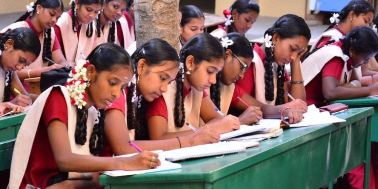 மாணவர்களுக்கு விடுமுறை அளிக்க பள்ளிக்கல்வித் துறை ஆலோசனை