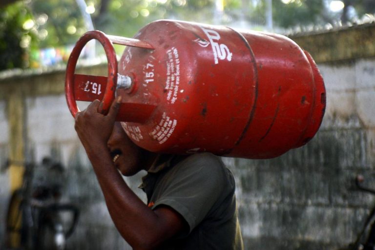 இனி WhatsApp மூலம் சிலிண்டர் முன்பதிவு செய்து கொள்ளலாம்.